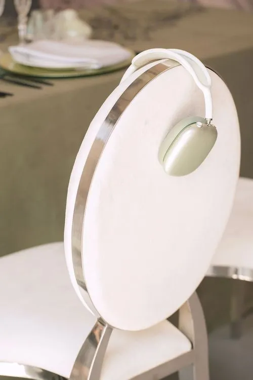 Нежно-зеленый сет за прямоугольным столом