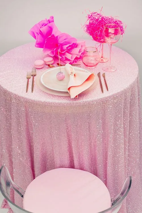 Очень розовый сет за круглым столом
