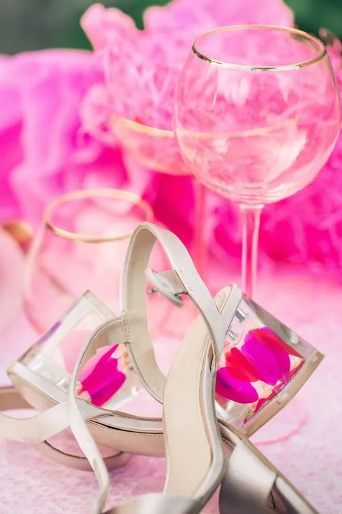 Очень розовый сет за круглым столом