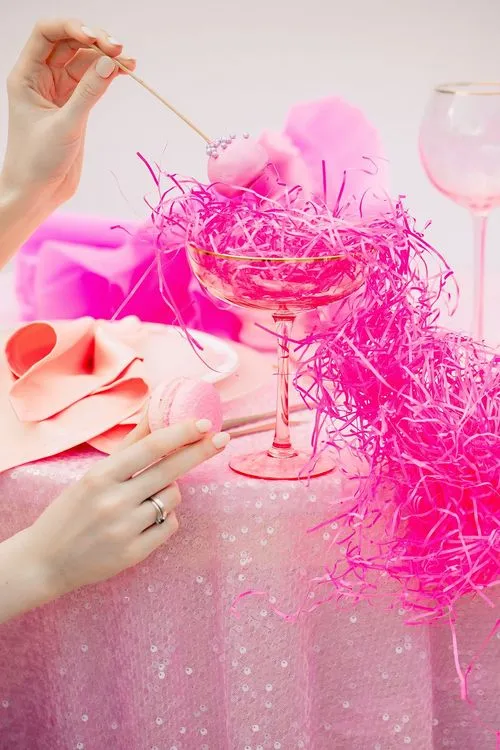 Очень розовый сет за круглым столом