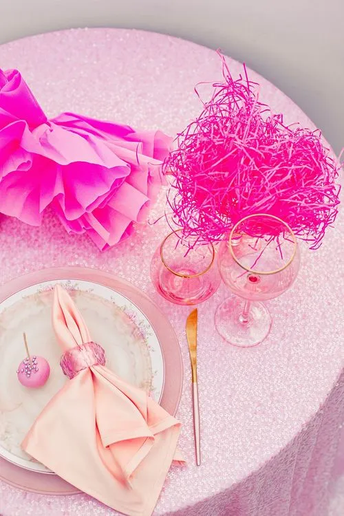 Очень розовый сет за круглым столом