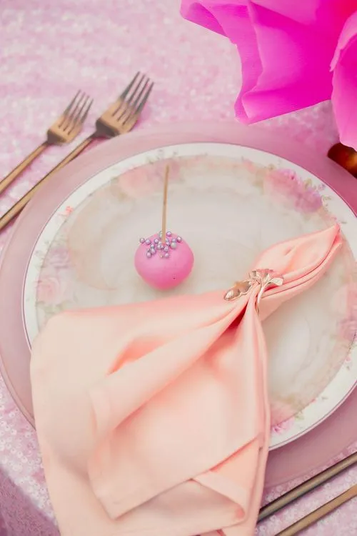 Очень розовый сет за круглым столом