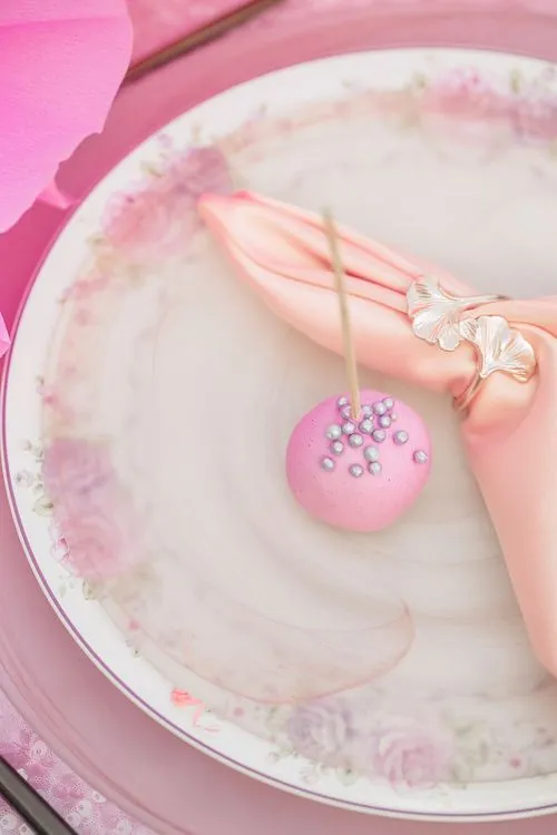 Очень розовый сет за круглым столом