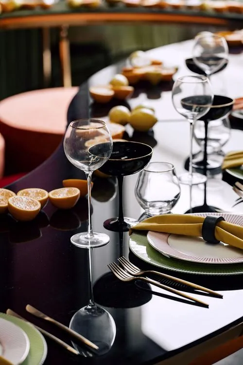 Оранжево-зеленый сет с бархатными пуфами и столом-волна