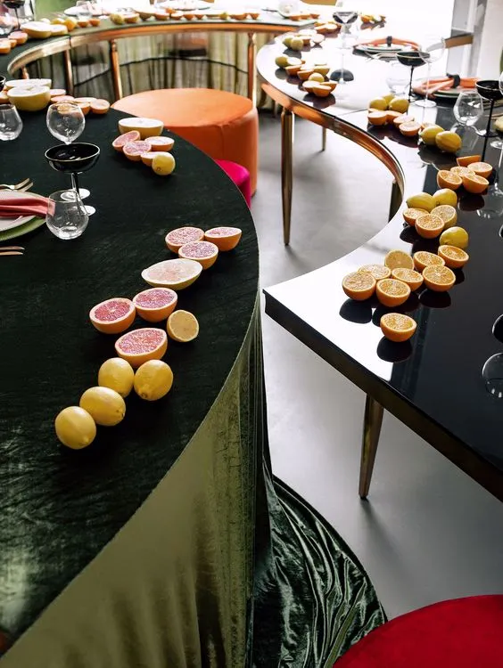 Оранжево-зеленый сет с бархатными пуфами и столом-волна