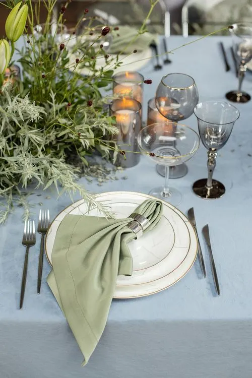 Пепельно-фисташковый сет за прямоугольным столом