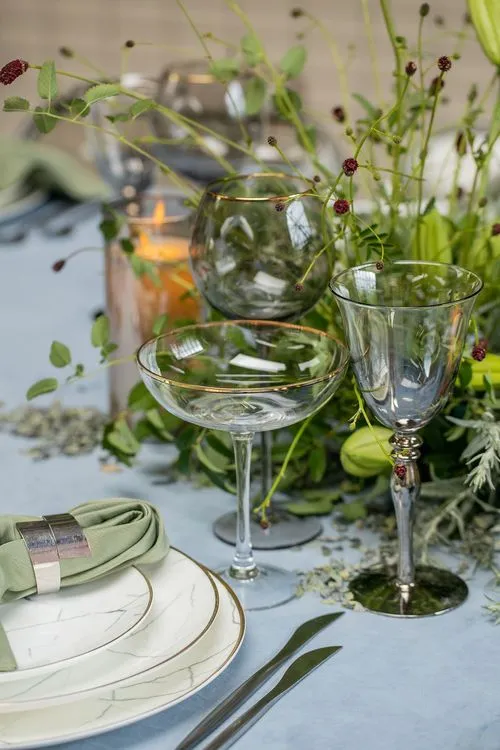 Пепельно-фисташковый сет за прямоугольным столом