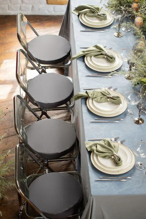 Пепельно-фисташковый сет за прямоугольным столом