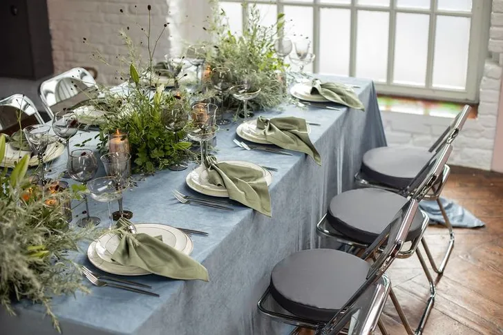 Пепельно-фисташковый сет за прямоугольным столом