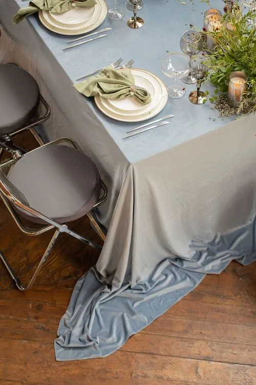 Пепельно-фисташковый сет за прямоугольным столом