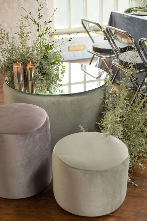 Пепельно-фисташковый сет за прямоугольным столом