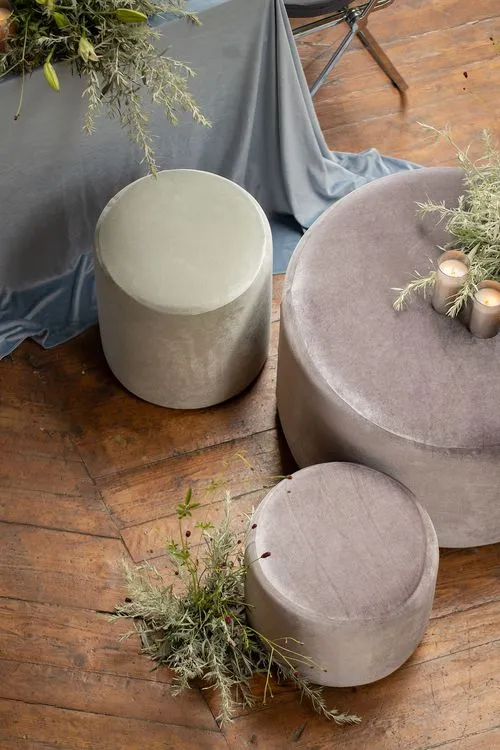 Пепельно-фисташковый сет за прямоугольным столом