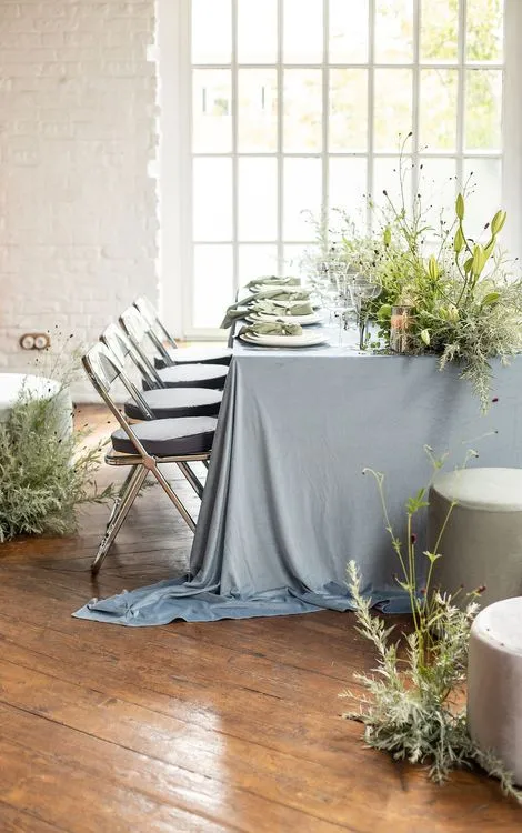 Пепельно-фисташковый сет за прямоугольным столом