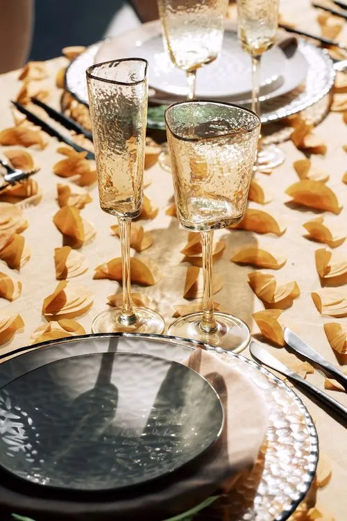 Персиковый сет за прямоугольным столом