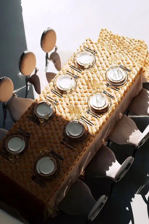 Персиковый сет за прямоугольным столом