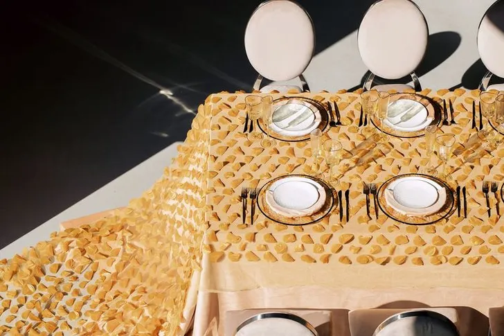 Персиковый сет за прямоугольным столом