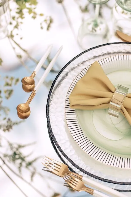 Полевой сет за зеркальным прямоугольным столом