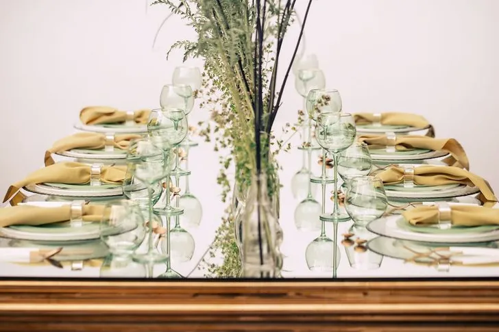 Полевой сет за зеркальным прямоугольным столом