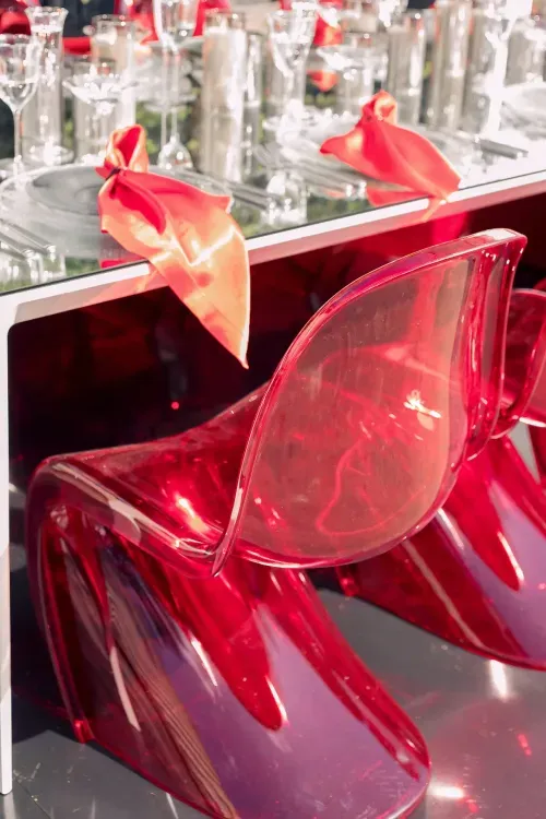 Прозрачно-дымчатый сет с красными акцентами за белым зеркальным прямоугольным столом