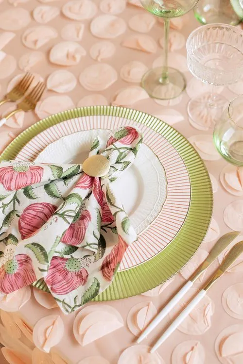 Пудровый сет за столом-волна