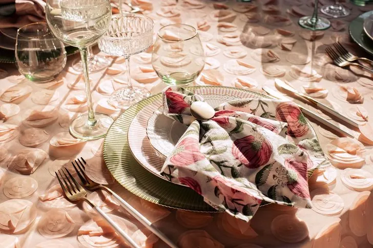 Пудровый сет за столом-волна