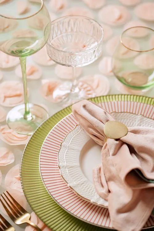 Пудровый сет за столом-волна