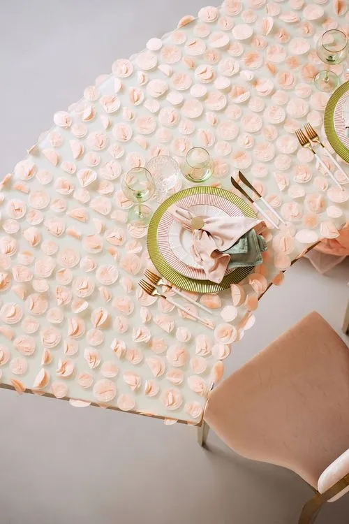 Пудровый сет за столом-волна