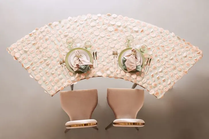 Пудровый сет за столом-волна