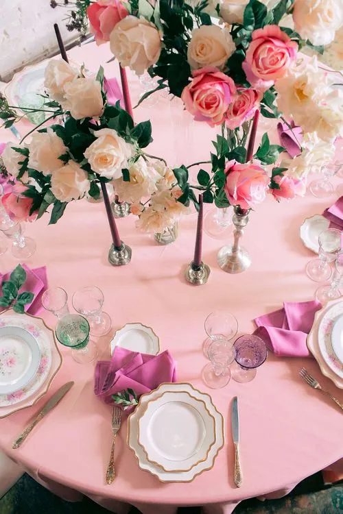 Пыльно-розовая сервировка за круглым столом