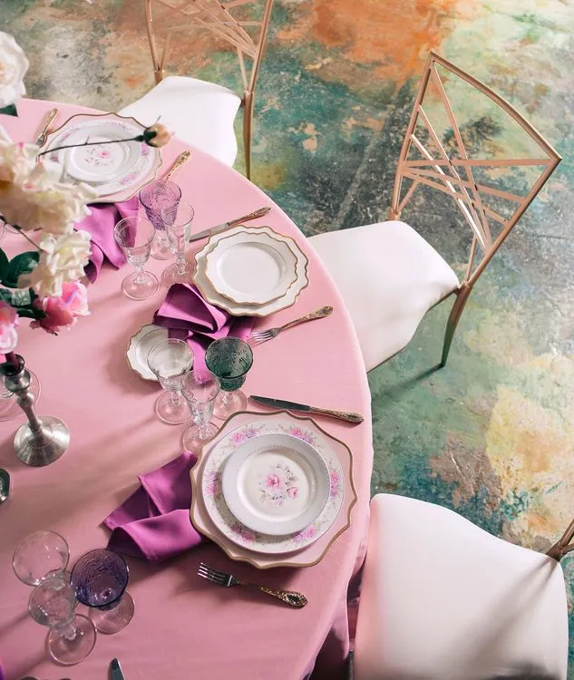 Пыльно-розовая сервировка за круглым столом
