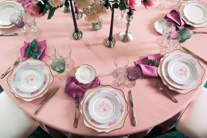 Пыльно-розовая сервировка за круглым столом