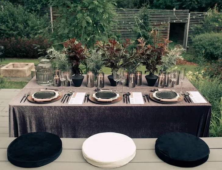 Пыльно-фиолетовый сет за прямоугольным столом