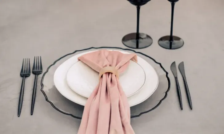 Розово-серый сет за столом-волна