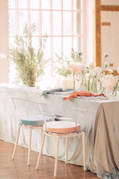 Розово-голубая сервировка с пуфами