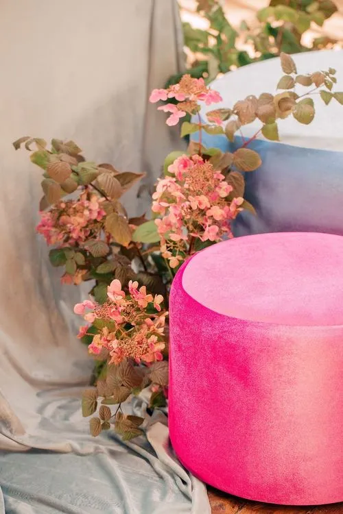 Розово-голубая сервировка с пуфами