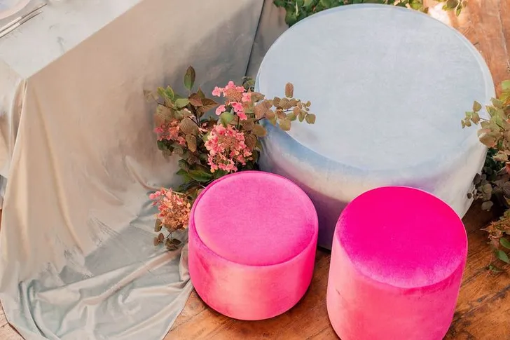 Розово-голубая сервировка с пуфами