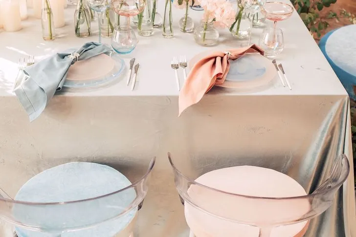 Розово-голубая сервировка с пуфами