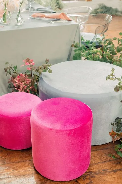 Розово-голубая сервировка с пуфами