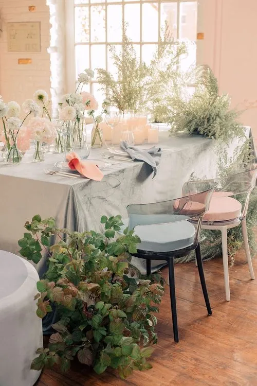 Розово-голубая сервировка с пуфами