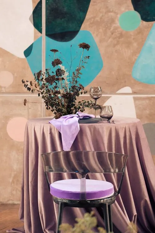 Серебрянная сервировка на лиловой бархатной скатерти