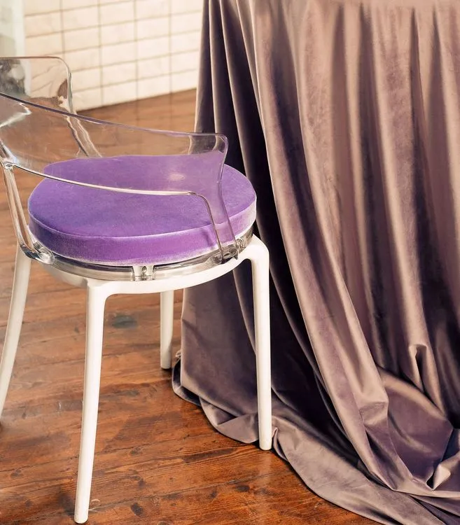 Серебрянная сервировка на лиловой бархатной скатерти