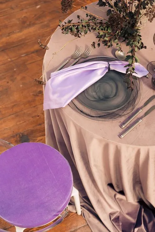 Серебрянная сервировка на лиловой бархатной скатерти