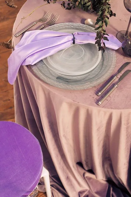 Серебрянная сервировка на лиловой бархатной скатерти