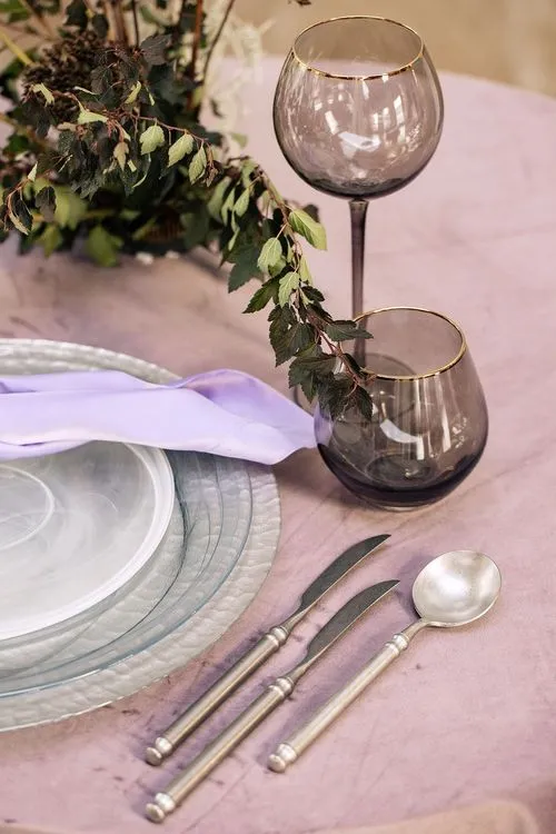 Серебрянная сервировка на лиловой бархатной скатерти