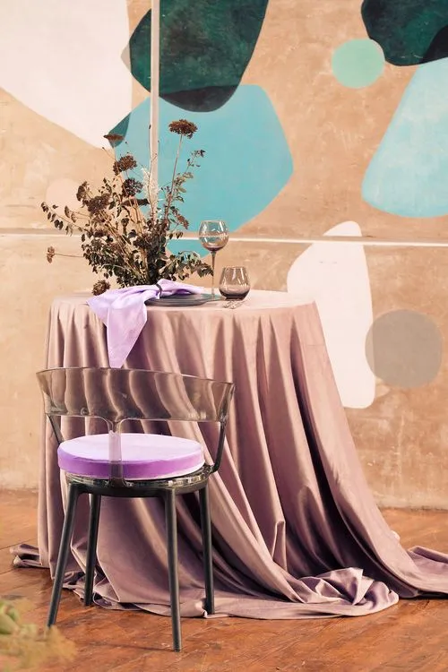 Серебрянная сервировка на лиловой бархатной скатерти