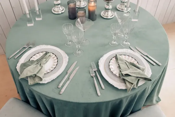 Сервировка в зеленых тонах за круглым столом