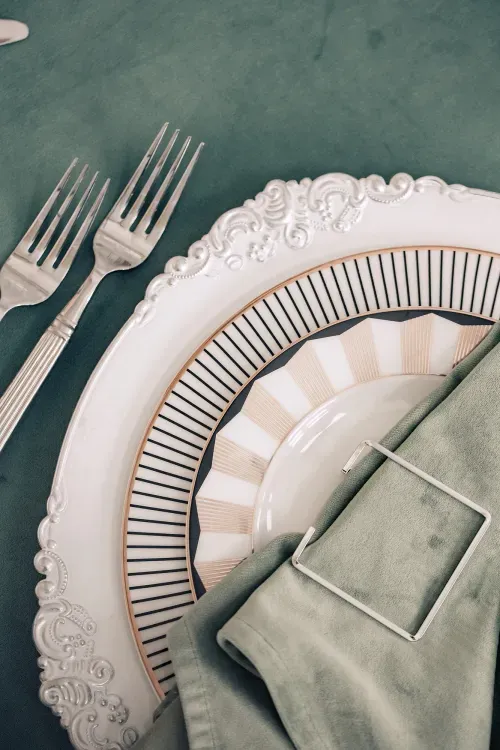 Сервировка в зеленых тонах за круглым столом