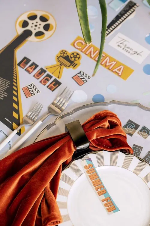 Сет с оранжевыми акцентами за прямоуольным столом