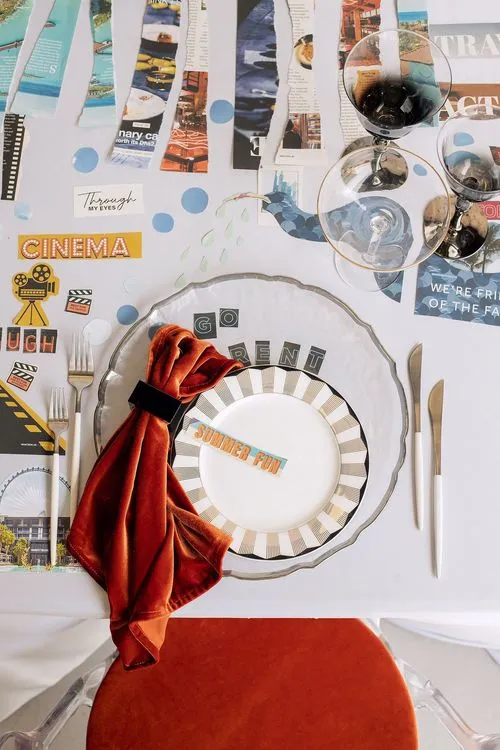 Сет с оранжевыми акцентами за прямоуольным столом