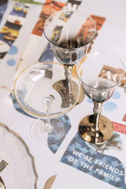 Сет с оранжевыми акцентами за прямоуольным столом